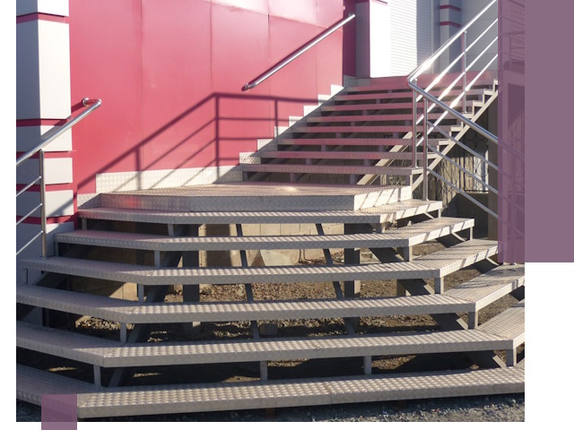 Лестницы для магазина в Гатчине — изготовление и монтаж