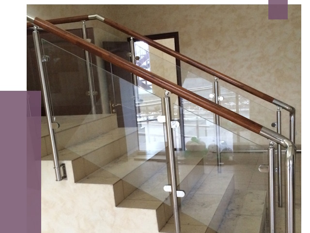 Комбинированные перила из металла и дерева в Гатчине