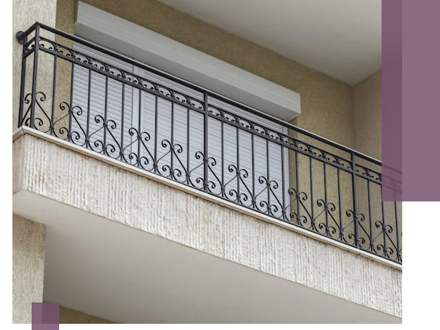 Балконные ограждения из металла и стекла в Гатчине для домов