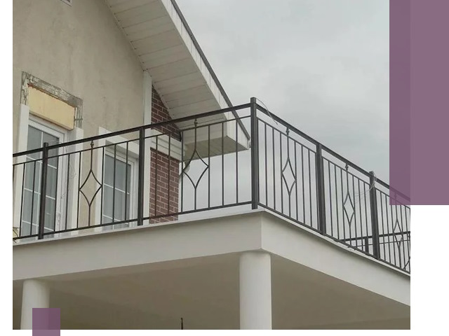 Изготовление балконных ограждений в Гатчине из металла и стекла