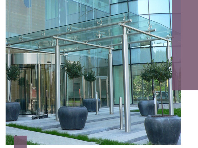 Навесы из стекла на заказ в Гатчине — монтаж и установка