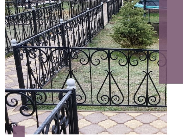 Кованые газонные ограждения под ключ в Гатчине